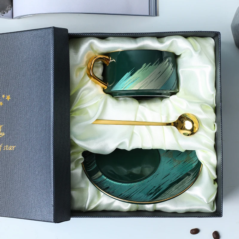 Creative European Coffee Cup Set Ceramic Gold Rim Tea Cups Saucer Sets Spoon Luxury Japanese Cup Tazas Originales Drinkware
Creative European Coffee Cup Set Ceramic Gold Rim Tea Cups Saucer Sets Spoon Luxury Japanese Cup Tazas Originales Drinkware
