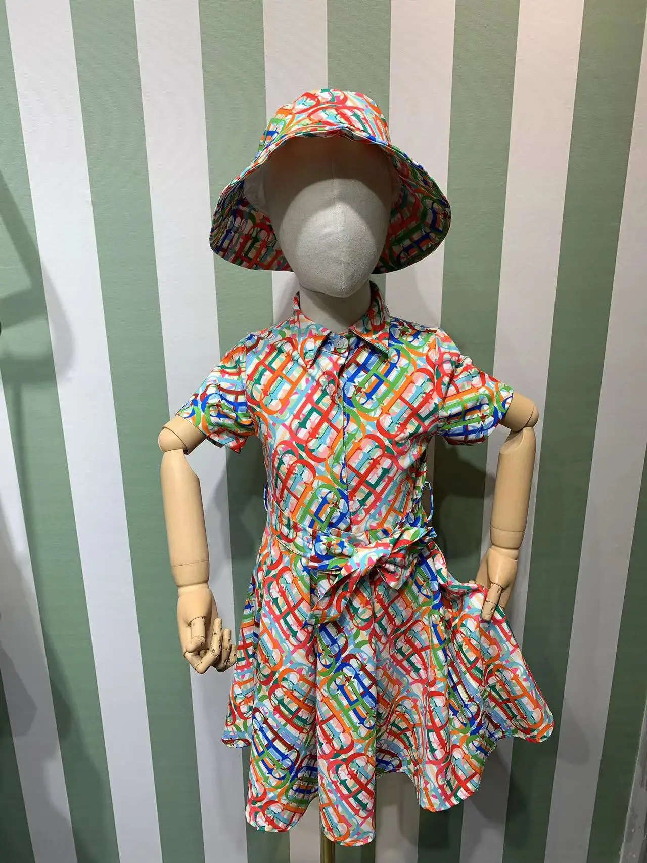 High end children's wear 2023 summer new girls' foreign style button short sleeve dress color CH printed children's skirt
High end children's wear 2023 summer new girls' foreign style button short sleeve dress color CH printed children's skirt