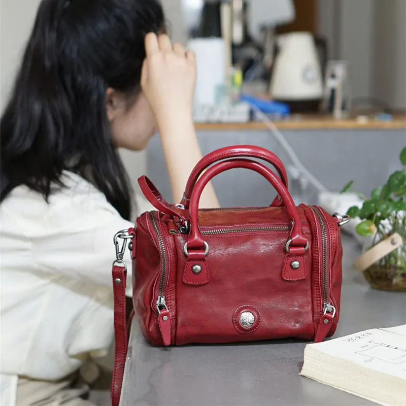 Fashion vintage luxury genuine leather woman red small handbag casual designer handmade real cowhide female crossbody bag 
Fashion vintage luxury genuine leather woman red small handbag casual designer handmade real cowhide female crossbody bag