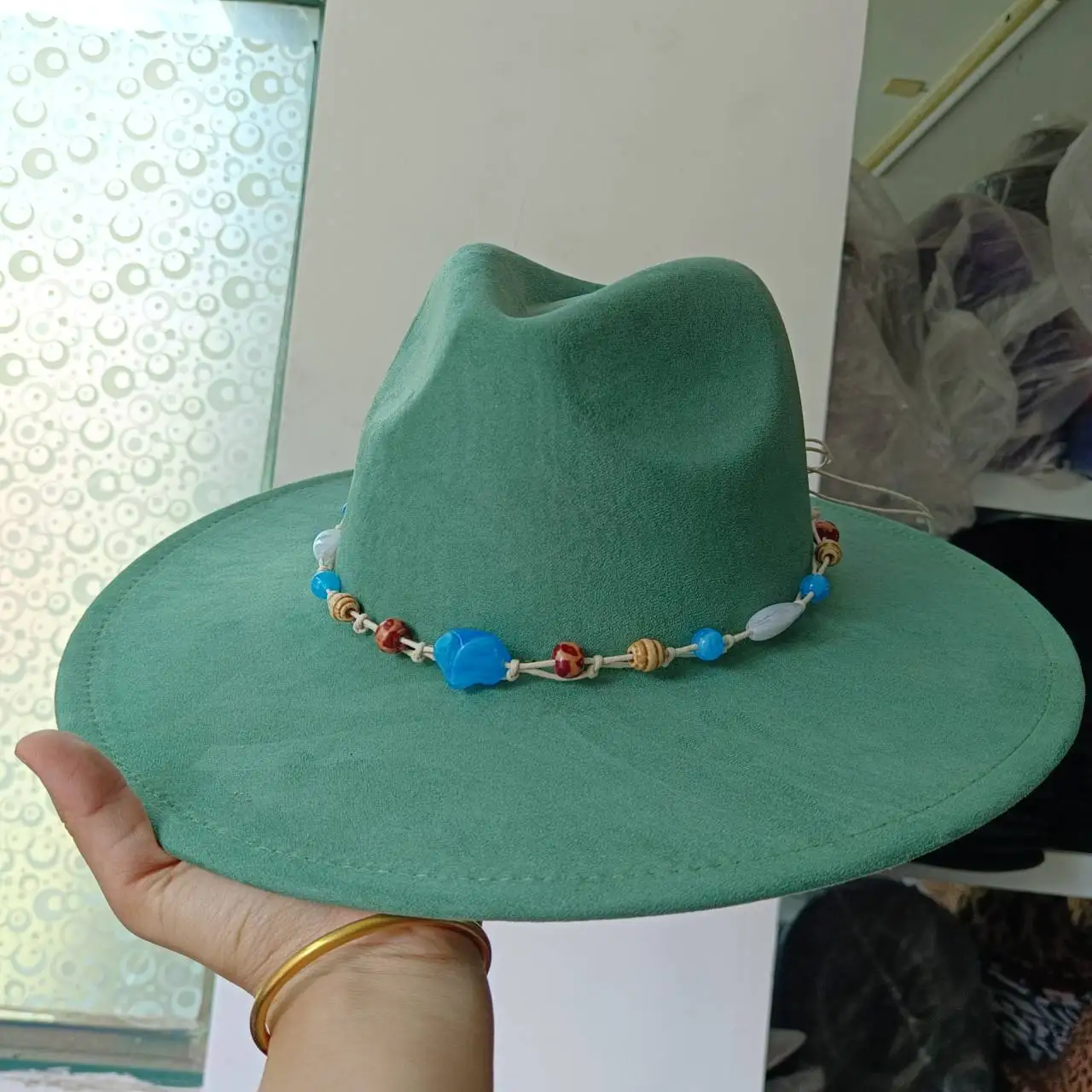 New green suede 9.5cm brim with large brim British top hat Women's suede tassel hat Unisex Fedora chapeau femme
New green suede 9.5cm brim with large brim British top hat Women's suede tassel hat Unisex Fedora chapeau femme