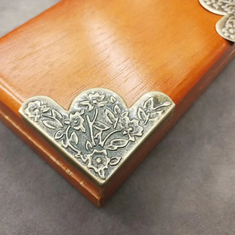 4PCS Antique Corner Brackets Protector Decorative Flower Carved Metal Wrap Angle Jewelry Box Corner Code Angle Furniture Fitting
4PCS Antique Corner Brackets Protector Decorative Flower Carved Metal Wrap Angle Jewelry Box Corner Code Angle Furniture Fitting