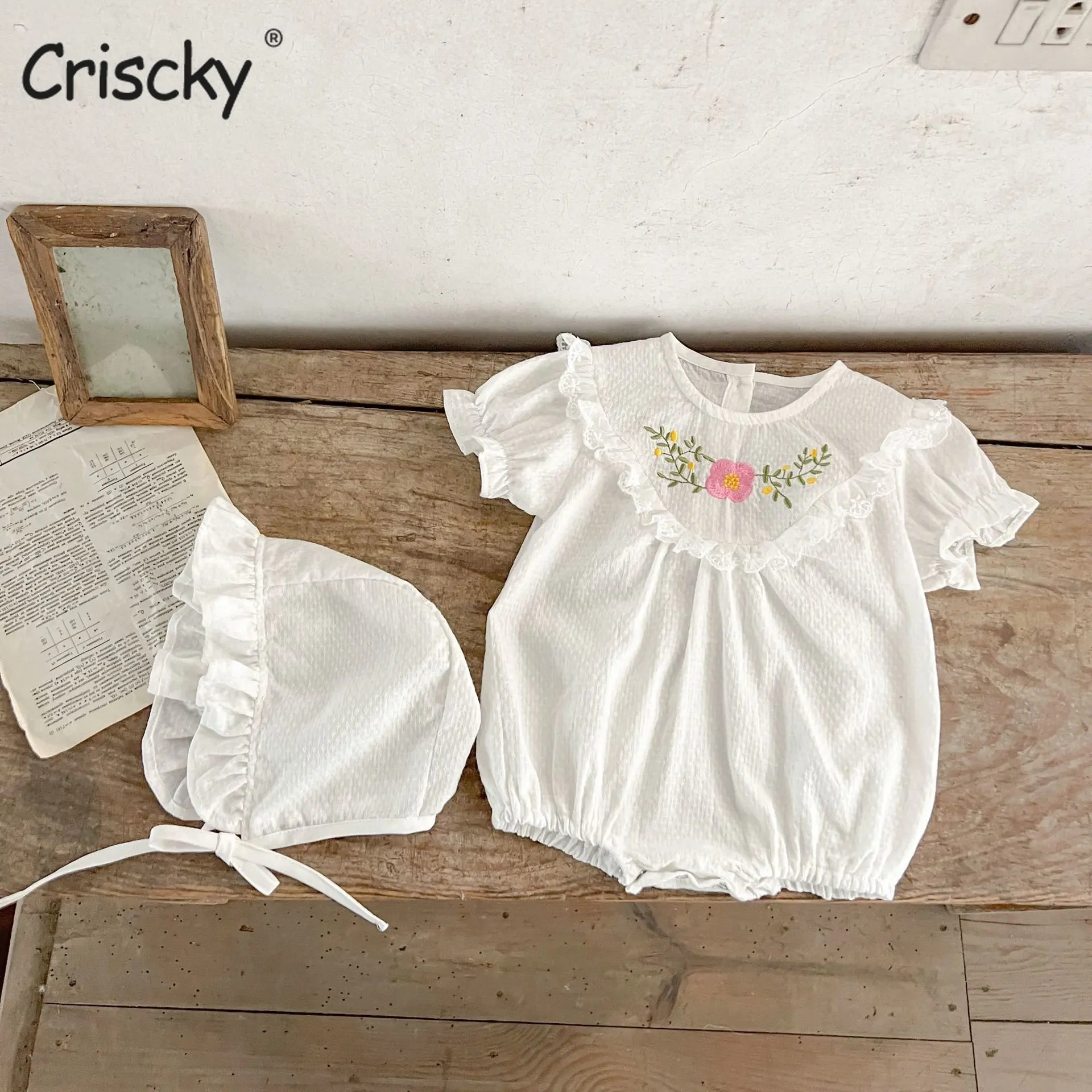 Комбинезон с цветочной вышивкой и коротким рукавом для новорожденных девочек
Комбинезон с цветочной вышивкой и коротким рукавом для новорожденных девочек