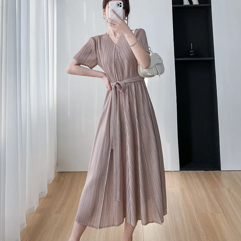 Miyake Pleated Dress for Women 2023 Summer New Elegant Elegant Loose Slim Fit Waist-Controlled Slimming V-neck Dress for Women
Miyake Pleated Dress for Women 2023 Summer New Elegant Elegant Loose Slim Fit Waist-Controlled Slimming V-neck Dress for Women