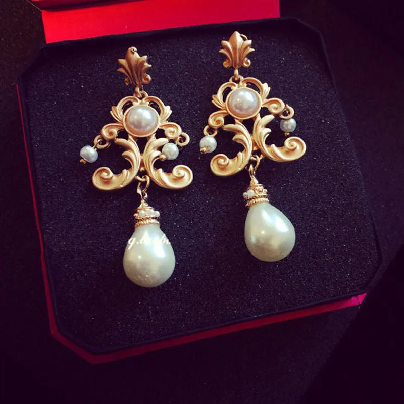 Exaggerated Baroque Alloy Vintage Exaggerated Resin Portrait Ins Earring Female Retro Court Style Earbob Literary Earbob Jewelry
Exaggerated Baroque Alloy Vintage Exaggerated Resin Portrait Ins Earring Female Retro Court Style Earbob Literary Earbob Jewelry