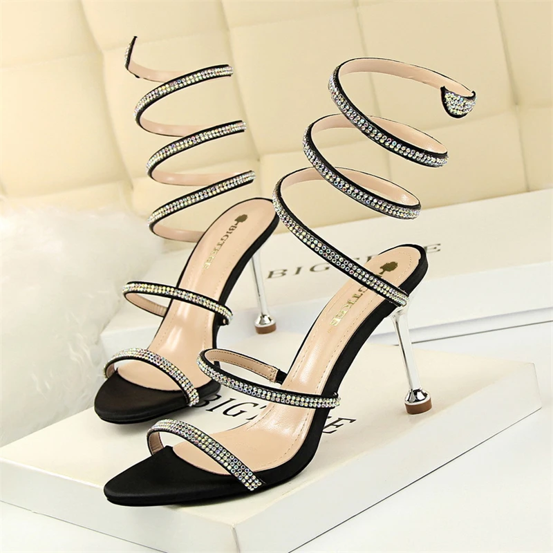 Large Size High Heels European and American Sexy Banquet Women Shoes Stiletto High-heeled Rhinestone Snake-shaped Strap Sandals
Large Size High Heels European and American Sexy Banquet Women Shoes Stiletto High-heeled Rhinestone Snake-shaped Strap Sandals
