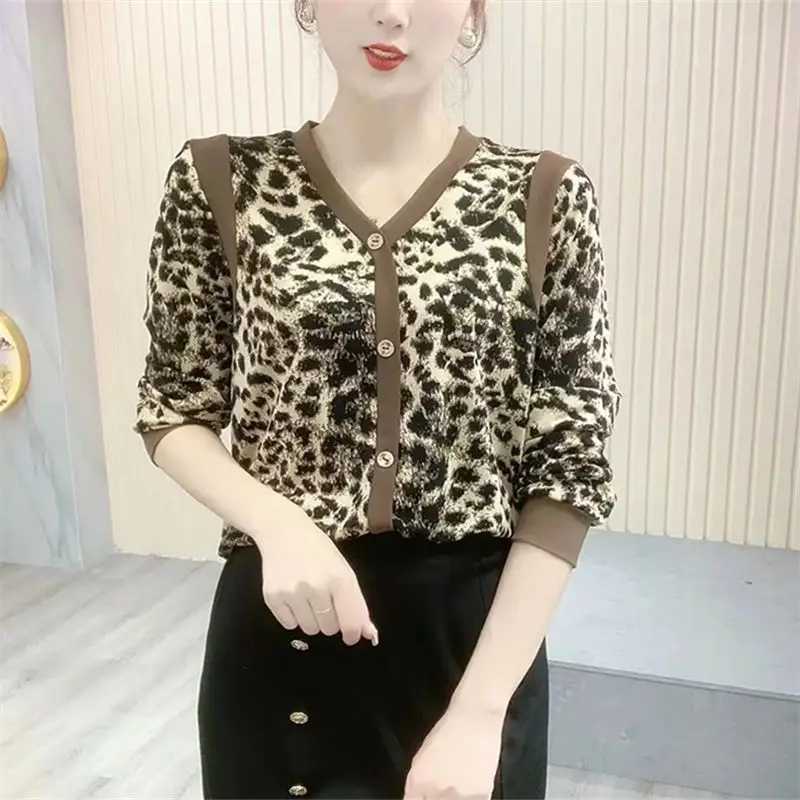 Elegant Blouse Women's Casual Long Sleeve V-neck Leisure Office Lady Top Leopard Print Loose Middle Age Mother T-shirt T863
Elegant Blouse Women's Casual Long Sleeve V-neck Leisure Office Lady Top Leopard Print Loose Middle Age Mother T-shirt T863