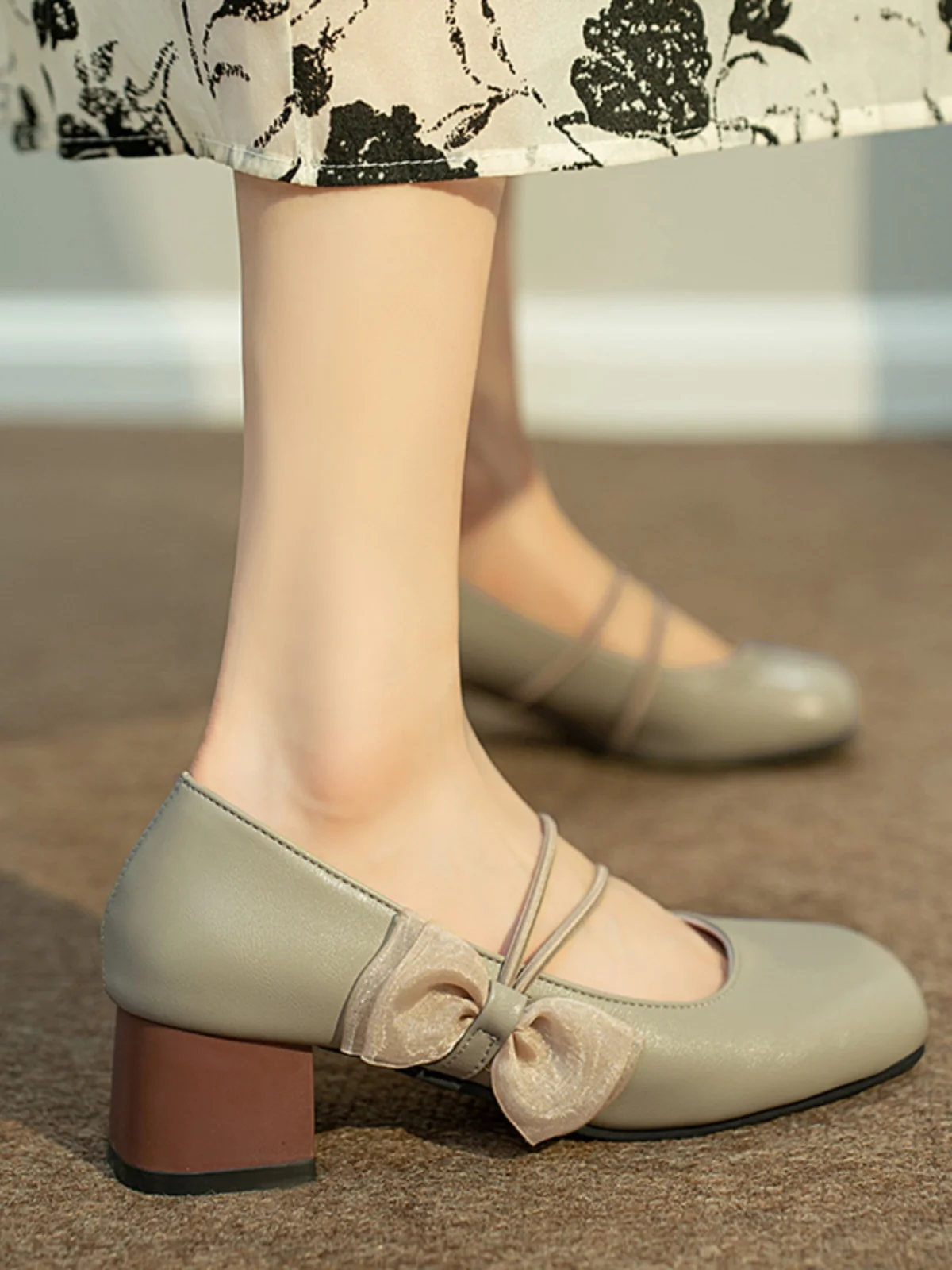 Женские туфли на низком каблуке, повседневные кроссовки с бантом, на шнуровке, резиновая подошва, классические, Ретро стиль, с закрытым носком, в стиле ретро
Женские туфли на низком каблуке, повседневные кроссовки с бантом, на шнуровке, резиновая подошва, классические, Ретро стиль, с закрытым носком, в стиле ретро