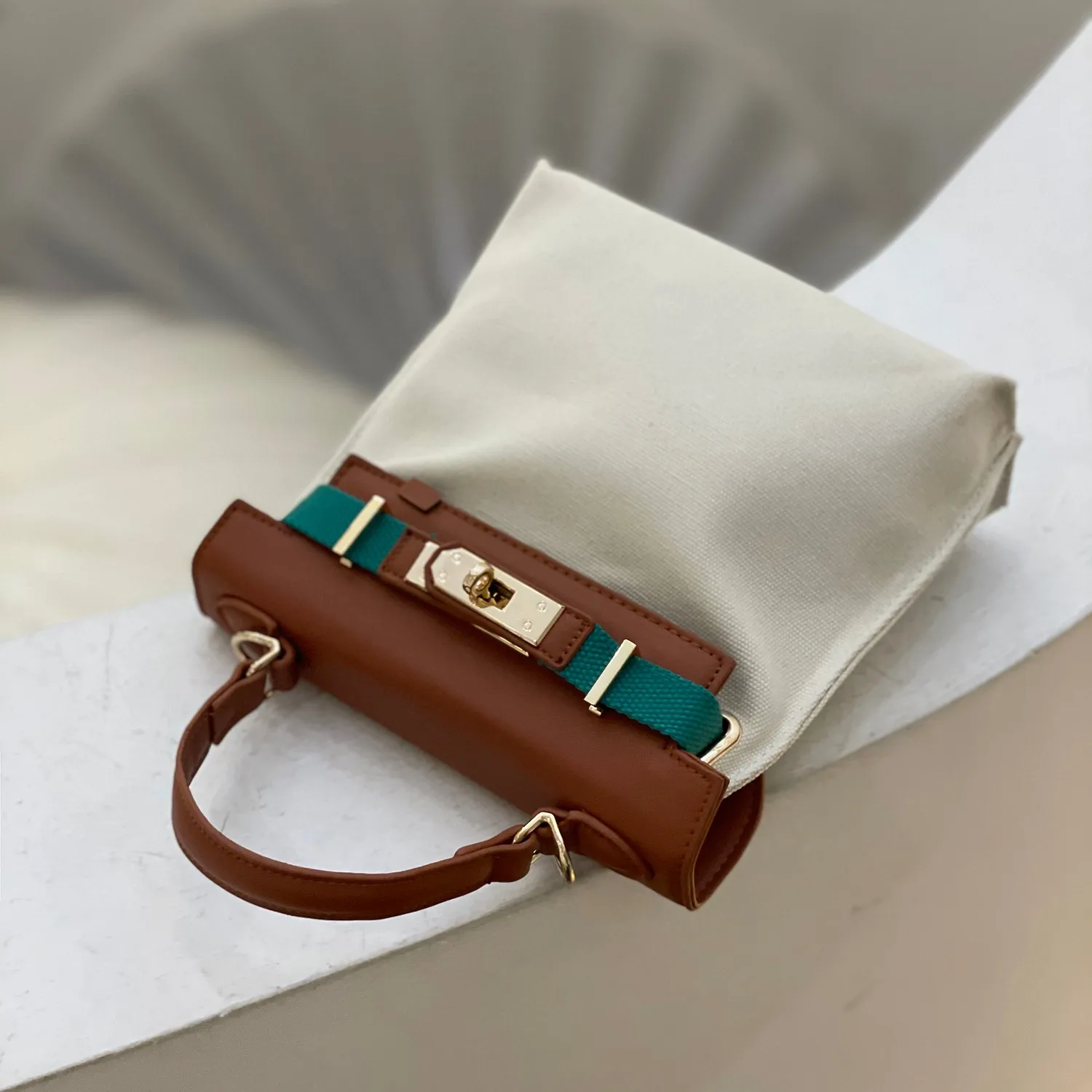 New Canvas Color Contrast Tote Korean Retro Wide Shoulder Bag Small Square Message Bags Women Designer Beach Handbags 
New Canvas Color Contrast Tote Korean Retro Wide Shoulder Bag Small Square Message Bags Women Designer Beach Handbags