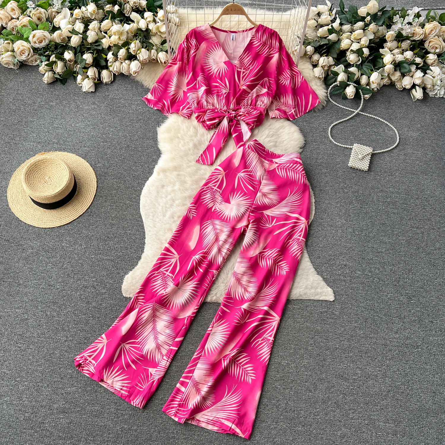Women's High-end Sense of Royal Sister Print Fashion Suit Summer Short-sleeved Strappy Navel T-shirt + High-waisted Trousers
Women's High-end Sense of Royal Sister Print Fashion Suit Summer Short-sleeved Strappy Navel T-shirt + High-waisted Trousers