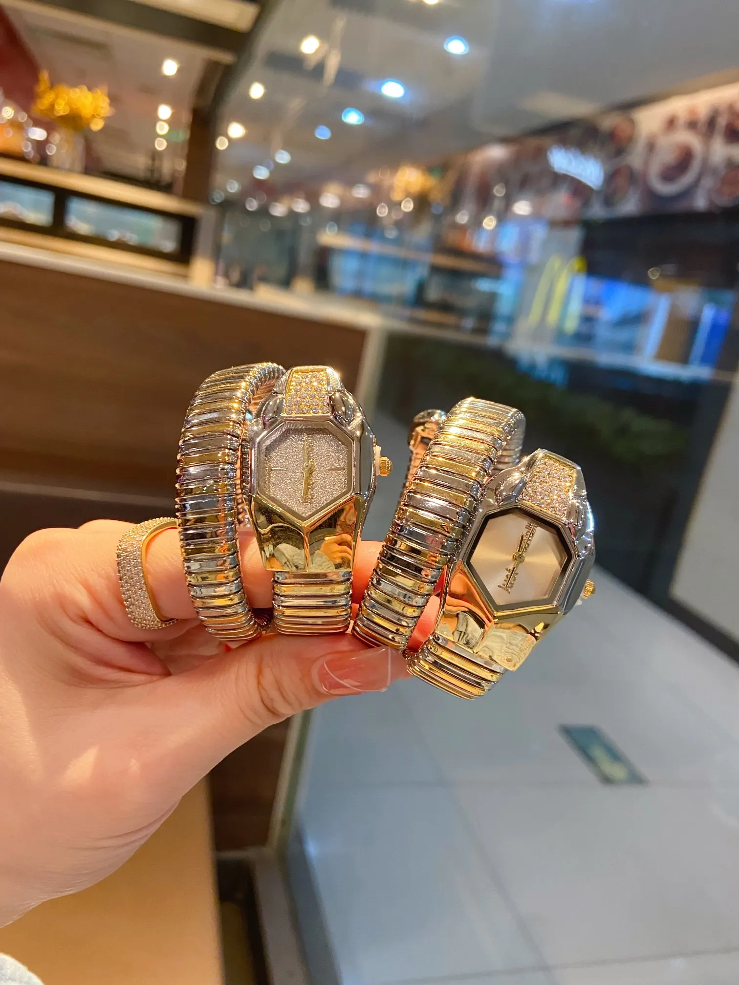 Luxury Casual Fashion high-end Women's Watches Snake Shape Dress Women Steel Quartz Ladies Bracelet Diamonds Watch Clock Relogio
Luxury Casual Fashion high-end Women's Watches Snake Shape Dress Women Steel Quartz Ladies Bracelet Diamonds Watch Clock Relogio