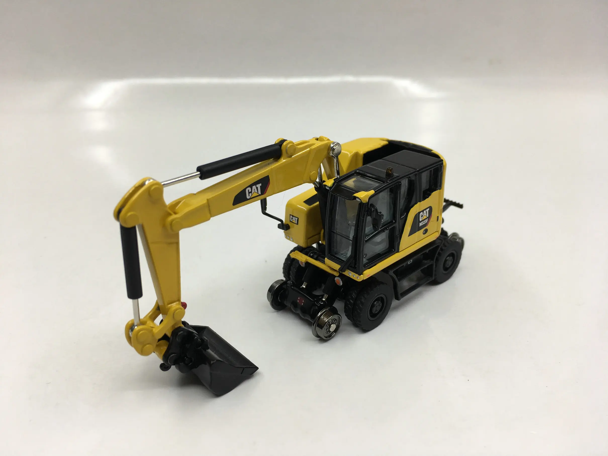 DM гусеница 1:87 CAT M323F модель экскаватора 85612 подарки Сувенирные игрушки
DM гусеница 1:87 CAT M323F модель экскаватора 85612 подарки Сувенирные игрушки