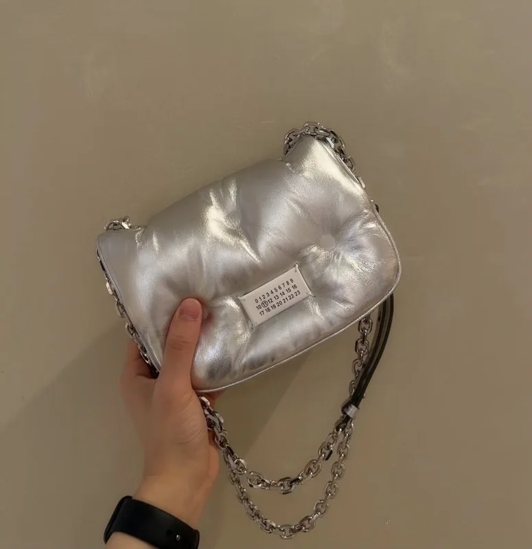 Marg 2023 Summer New mm6 Pillow Bag Cloud Bag Chain Strap One Shoulder Crossbody Bag
Marg 2023 Summer New mm6 Pillow Bag Cloud Bag Chain Strap One Shoulder Crossbody Bag