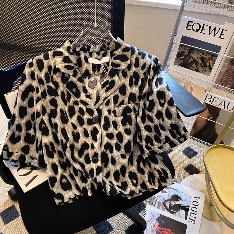 Женские летние рубашки с леопардовым принтом, модная атласная блузка с коротким рукавом и наплечниками, пикантный укороченный топ в стиле Х... 
Женские летние рубашки с леопардовым принтом, модная атласная блузка с коротким рукавом и наплечниками, пикантный укороченный топ в стиле Х...