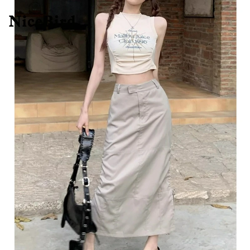 Nicebird American Vintage Letter Printing Pleated Midi Half-body Skirt Set Gray Vest Elegant Two Pieces Suit Women Summer 2023 
Nicebird American Vintage Letter Printing Pleated Midi Half-body Skirt Set Gray Vest Elegant Two Pieces Suit Women Summer 2023