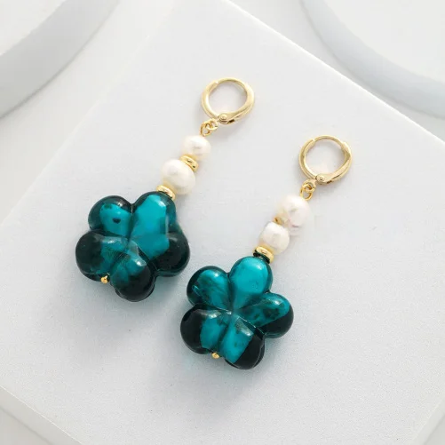 Fashionable And Personalized Glass Flower Patchwork Necklace Earring Set With A Niche Design Sense Clavicle Chain Jewelry
Fashionable And Personalized Glass Flower Patchwork Necklace Earring Set With A Niche Design Sense Clavicle Chain Jewelry