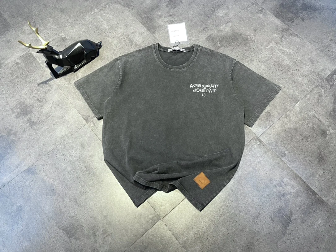 22ss new acne studios old wash grey smiling face leather label short sleeve heavy industry letter printing spray printed T-shirt
22ss new acne studios old wash grey smiling face leather label short sleeve heavy industry letter printing spray printed T-shirt
