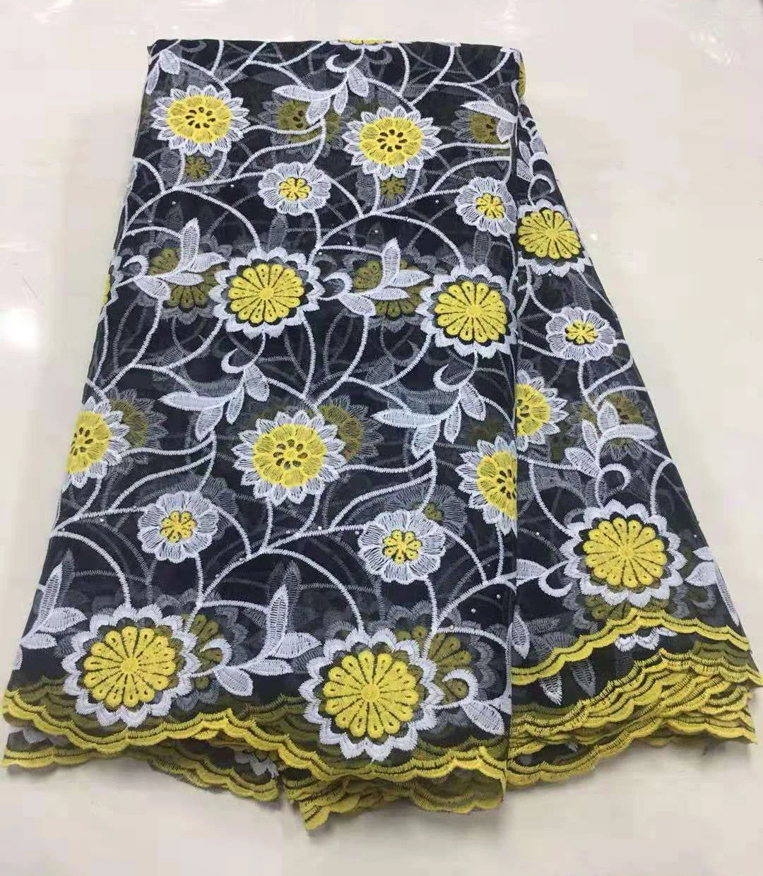 African Lace Fabric 2021 Embroidered Nigerian Laces Fabric High Quality French Tulle Lace Fabric For Brown color Women Dress
African Lace Fabric 2021 Embroidered Nigerian Laces Fabric High Quality French Tulle Lace Fabric For Brown color Women Dress