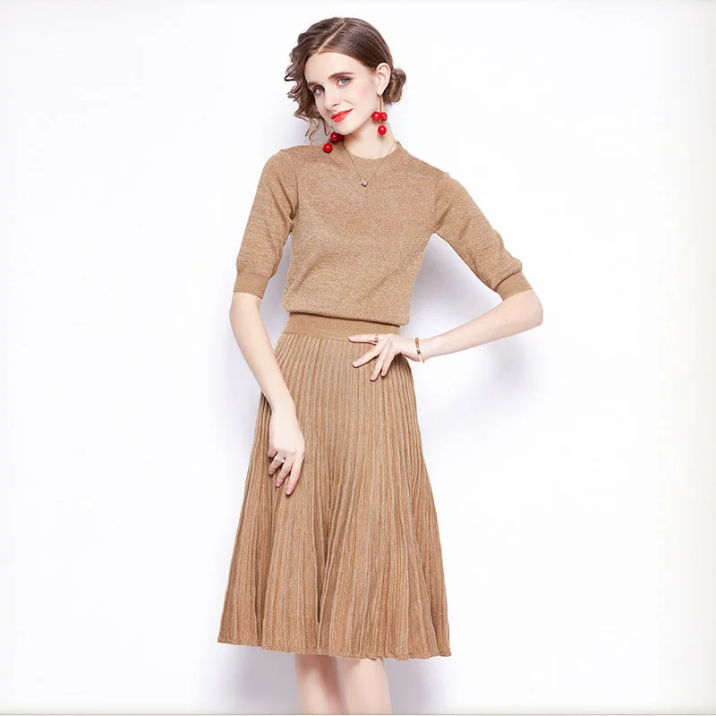 2022 European station bright silk knitting simple temperament suit + fashionable pleated skirt two-piece set
2022 European station bright silk knitting simple temperament suit + fashionable pleated skirt two-piece set