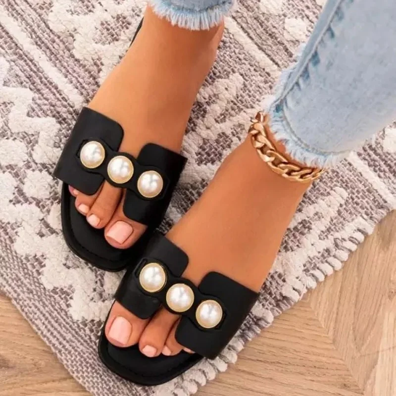 Summer Elegant Women Pearl Design Women Slippers Pu Leather Flat Heel Rubber Sole Outdoor Ladies Luxury Slides Celebrities 2022
Summer Elegant Women Pearl Design Women Slippers Pu Leather Flat Heel Rubber Sole Outdoor Ladies Luxury Slides Celebrities 2022