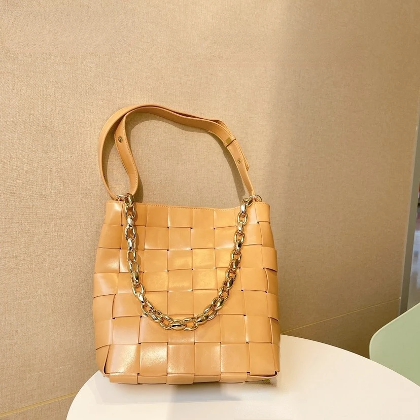 2022 new Internet star chain large capacity woven bag mother bag portable shoulder bag luxury fashion designer handbag
2022 new Internet star chain large capacity woven bag mother bag portable shoulder bag luxury fashion designer handbag