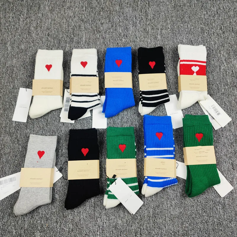 1 pair of men's and women's love embroidered soles thickened sports socks white black green socks
1 pair of men's and women's love embroidered soles thickened sports socks white black green socks