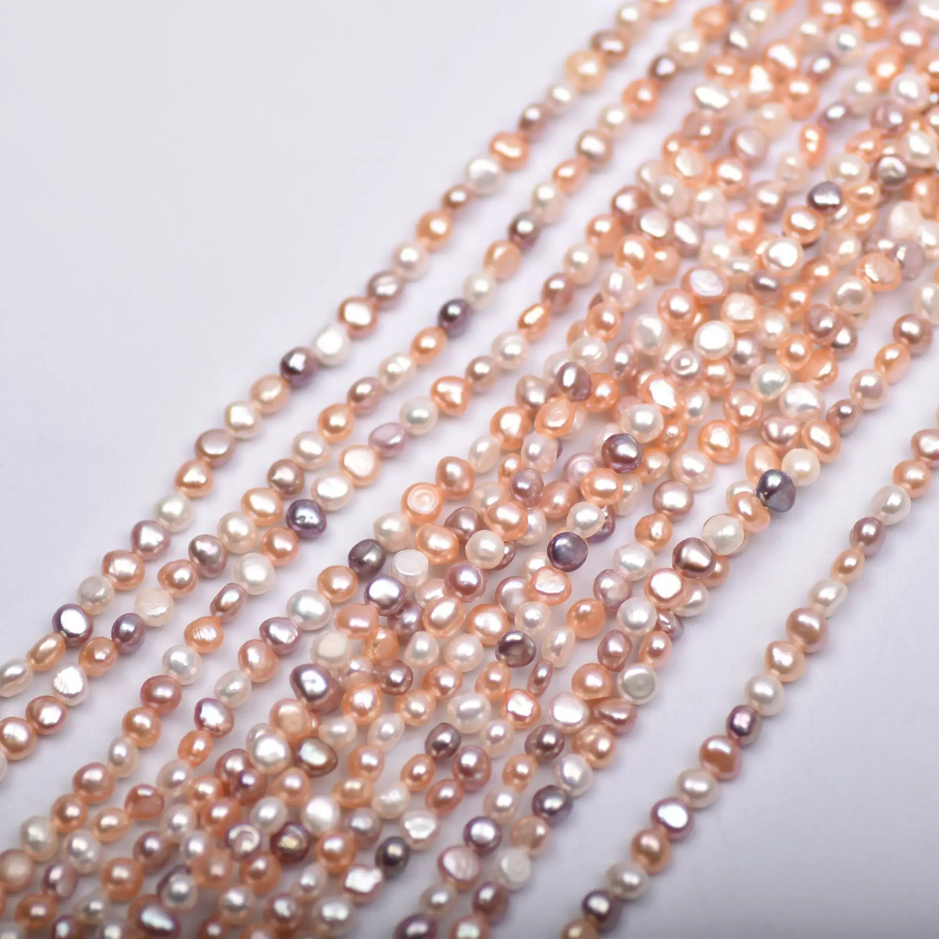 Good Quality Mini 4-5mm Small Baroque Pearl Necklace with Irregular Two-sided Light Side Holes with Natural Mixed Color Beads
Good Quality Mini 4-5mm Small Baroque Pearl Necklace with Irregular Two-sided Light Side Holes with Natural Mixed Color Beads