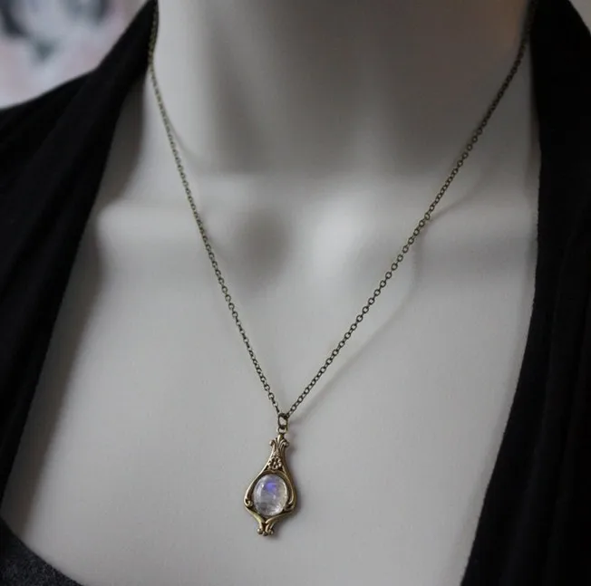 New Retro Simple Drop-shaped Flower Pendant Personality Moonstone Necklace Wholesale High-end Temperament Collarbone Chain
New Retro Simple Drop-shaped Flower Pendant Personality Moonstone Necklace Wholesale High-end Temperament Collarbone Chain