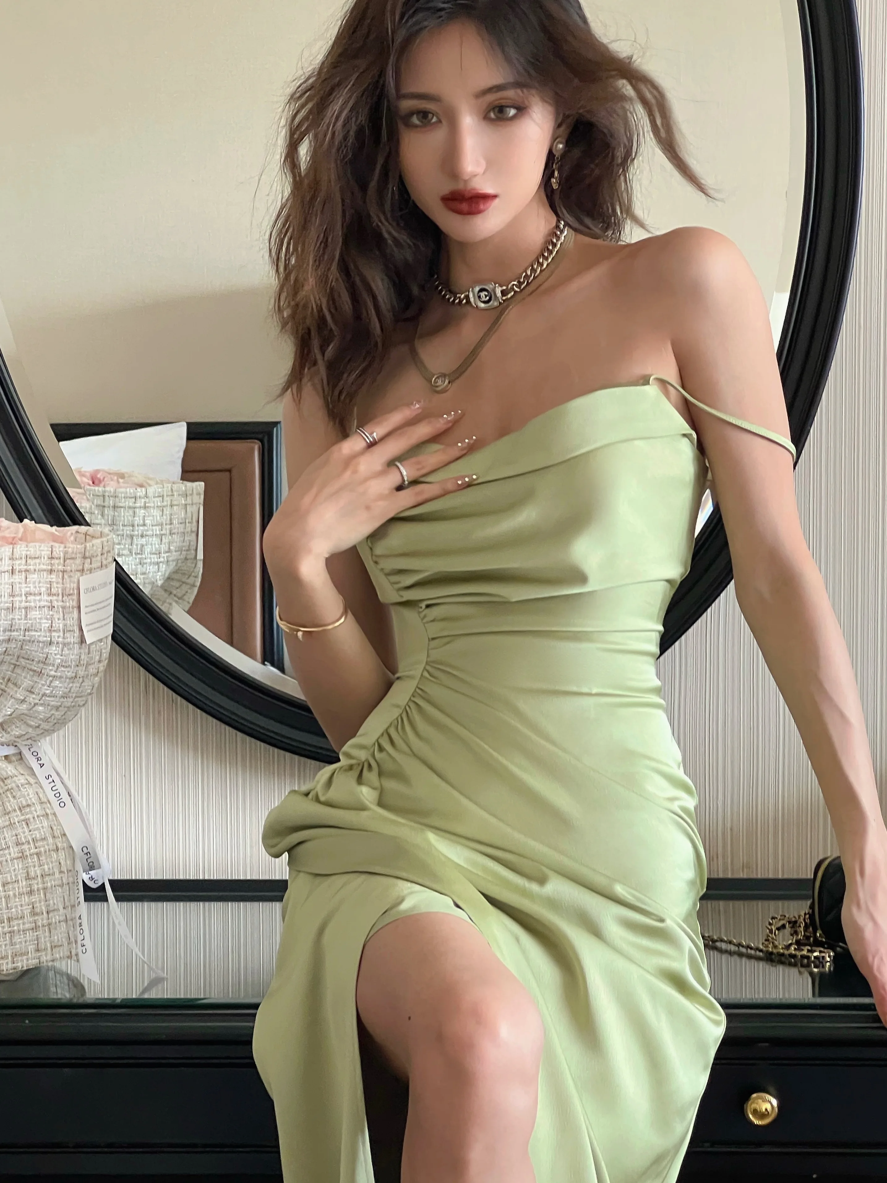 Green Satin Spaghetti Strap Dress Sexy Women Backless Slim Waist Bodycon Dresses Summer Ladies Party Dress
Green Satin Spaghetti Strap Dress Sexy Women Backless Slim Waist Bodycon Dresses Summer Ladies Party Dress