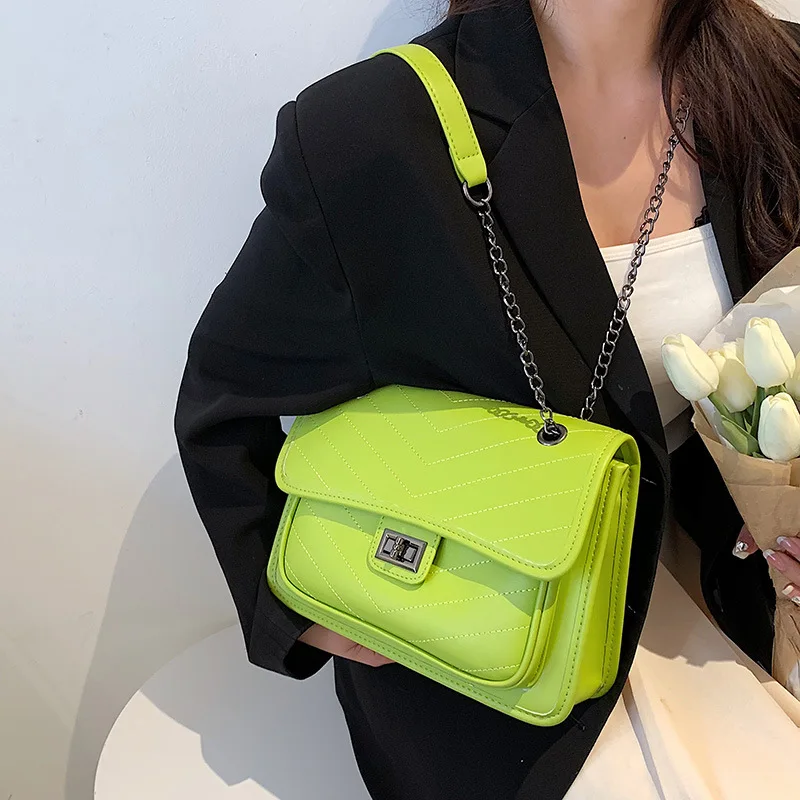 Autumn and winter popular embroidery thread chain shoulder bag women's 2022 new fashion large-capacity niche messenger small squ
Autumn and winter popular embroidery thread chain shoulder bag women's 2022 new fashion large-capacity niche messenger small squ