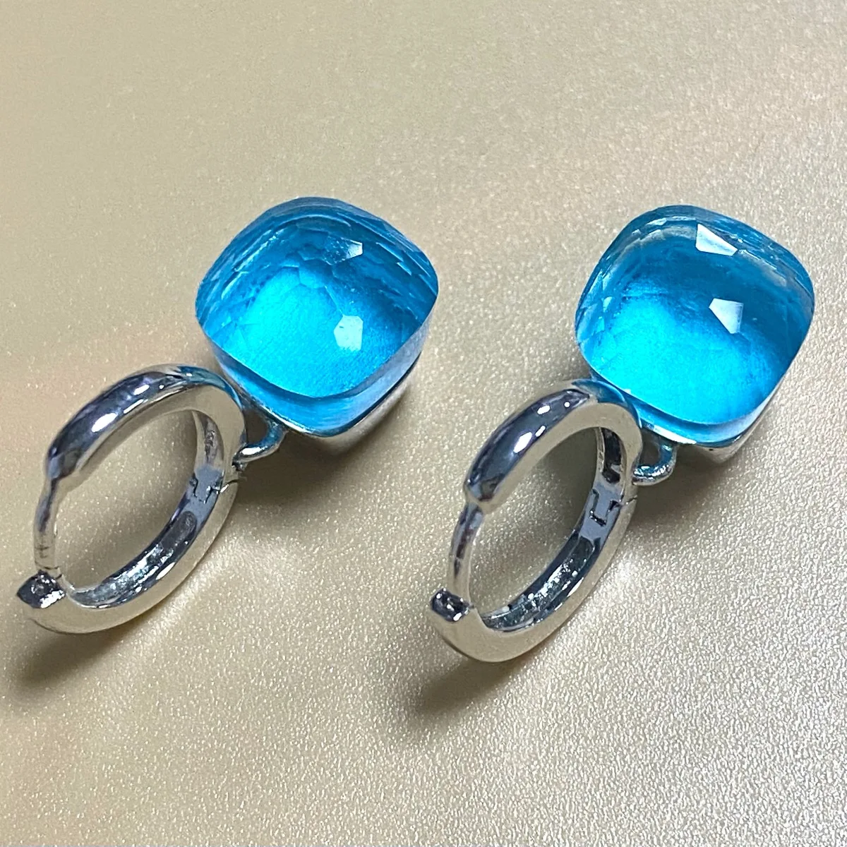 Серьги Pomellato для женщин, серьги с синтетическими кристаллами, конфетные цвета, медные с золотым покрытием, конфетные серьги, модные ювелирные изделия 
Серьги Pomellato для женщин, серьги с синтетическими кристаллами, конфетные цвета, медные с золотым покрытием, конфетные серьги, модные ювелирные изделия