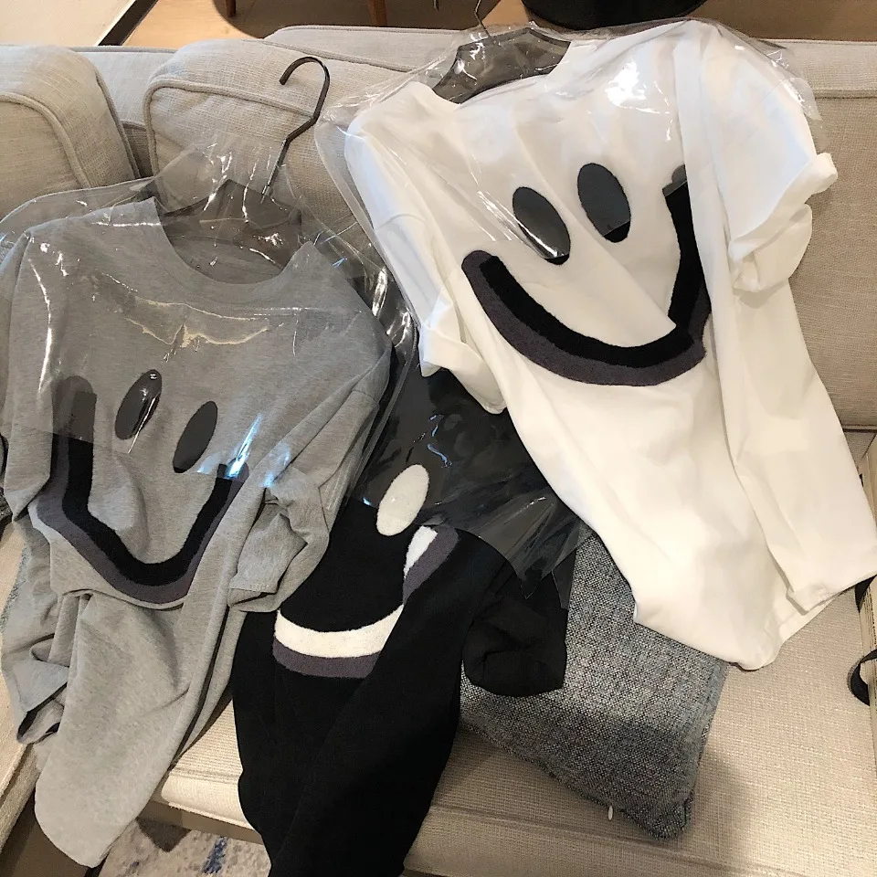 2022 New Hand-painted Smiley T-shirt Women's Tide Brand Trend Niche Design Couple Short-sleeved Tops 
2022 New Hand-painted Smiley T-shirt Women's Tide Brand Trend Niche Design Couple Short-sleeved Tops