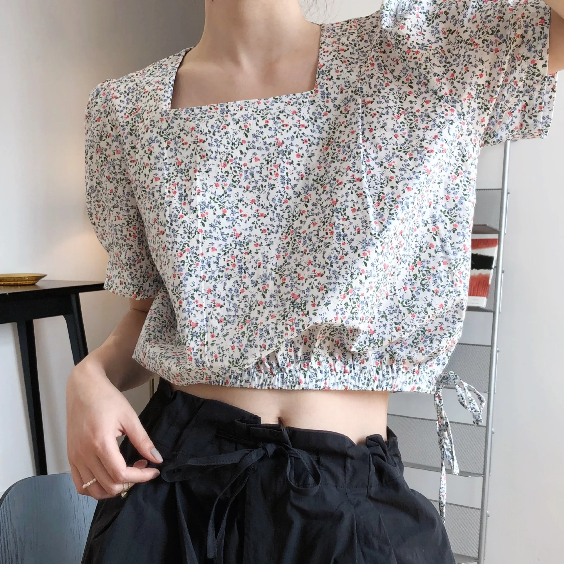 Fashion Small Crushed Flower Short-sleeved T-Shirt Women's Summer New Korean Version of The Short High-waist Bubble Sleeves Top
Fashion Small Crushed Flower Short-sleeved T-Shirt Women's Summer New Korean Version of The Short High-waist Bubble Sleeves Top