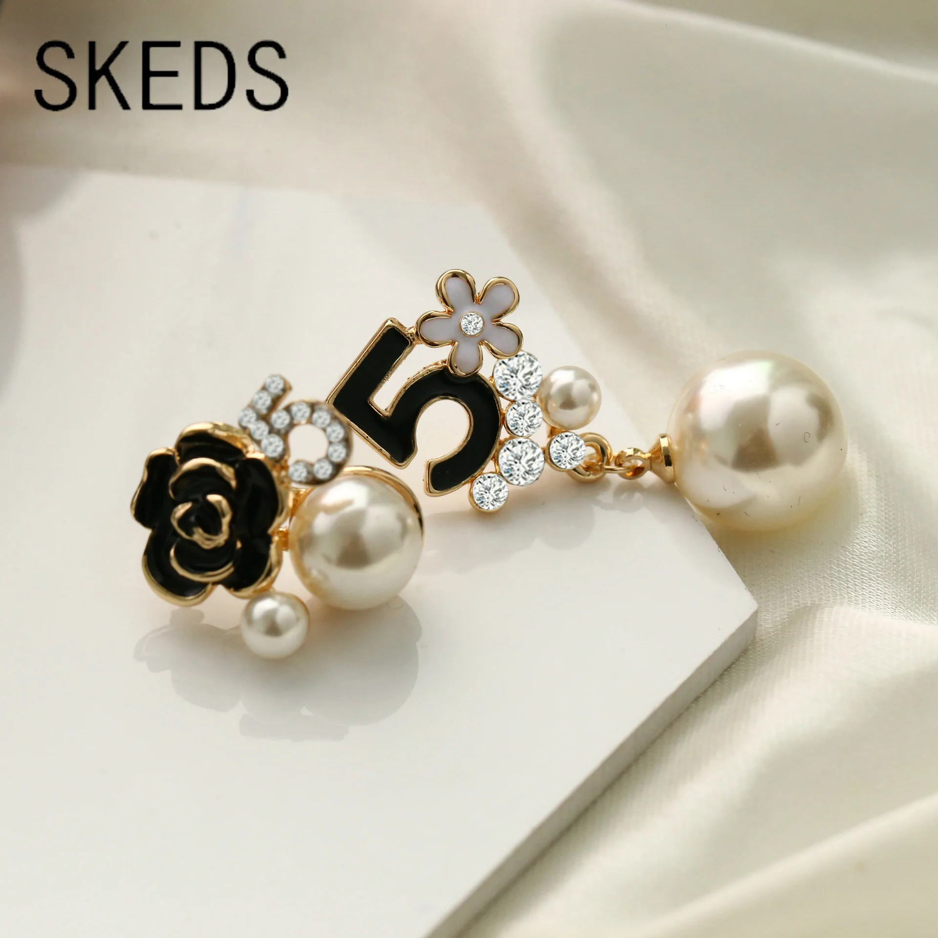 SKEDS Korean Style 5 Numbers Pearl Crystal Flower Earrings For Women Girls Fashion Camellia Elegant Lady Party Jewelry Ear Rings
SKEDS Korean Style 5 Numbers Pearl Crystal Flower Earrings For Women Girls Fashion Camellia Elegant Lady Party Jewelry Ear Rings