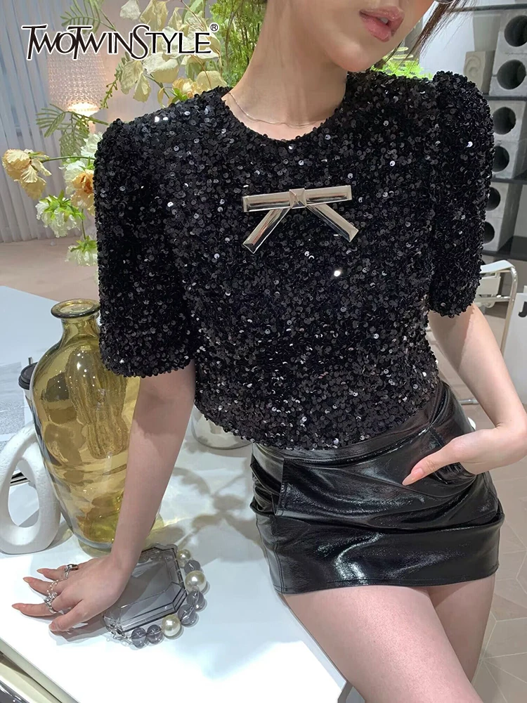 Женская блузка с блестками TWOTWINSTYLE, белая Повседневная Блузка составного кроя с круглым вырезом, короткими рукавами и бантом, 2023
Женская блузка с блестками TWOTWINSTYLE, белая Повседневная Блузка составного кроя с круглым вырезом, короткими рукавами и бантом, 2023