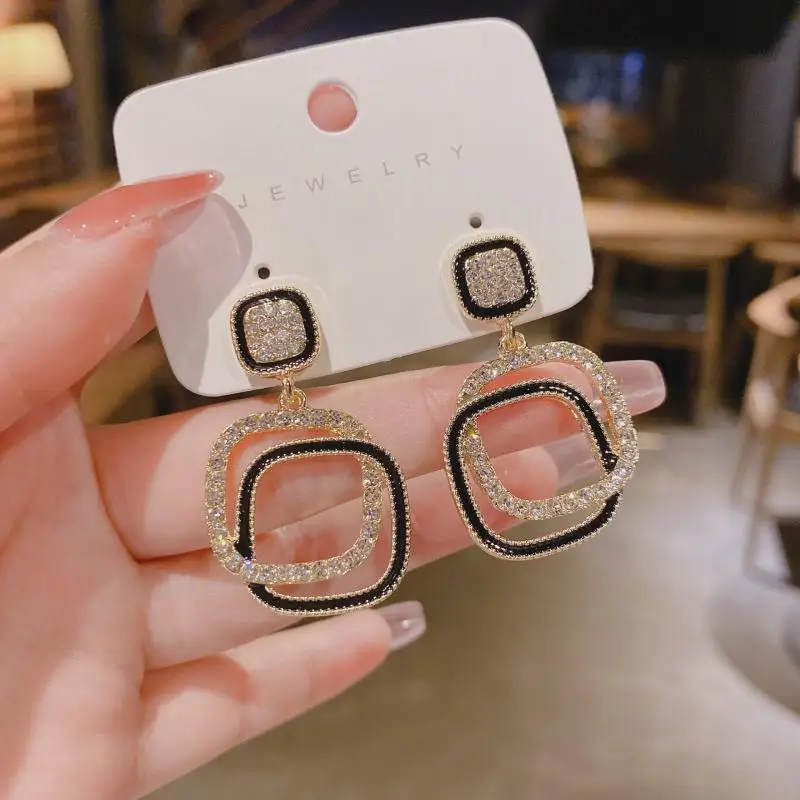 2022 Korea Light Luxury Simple Double Hollow Square Pendant Earrings Exquisite Geometric Shiny Zircon Ladies Jewelry Party Gifts
2022 Korea Light Luxury Simple Double Hollow Square Pendant Earrings Exquisite Geometric Shiny Zircon Ladies Jewelry Party Gifts