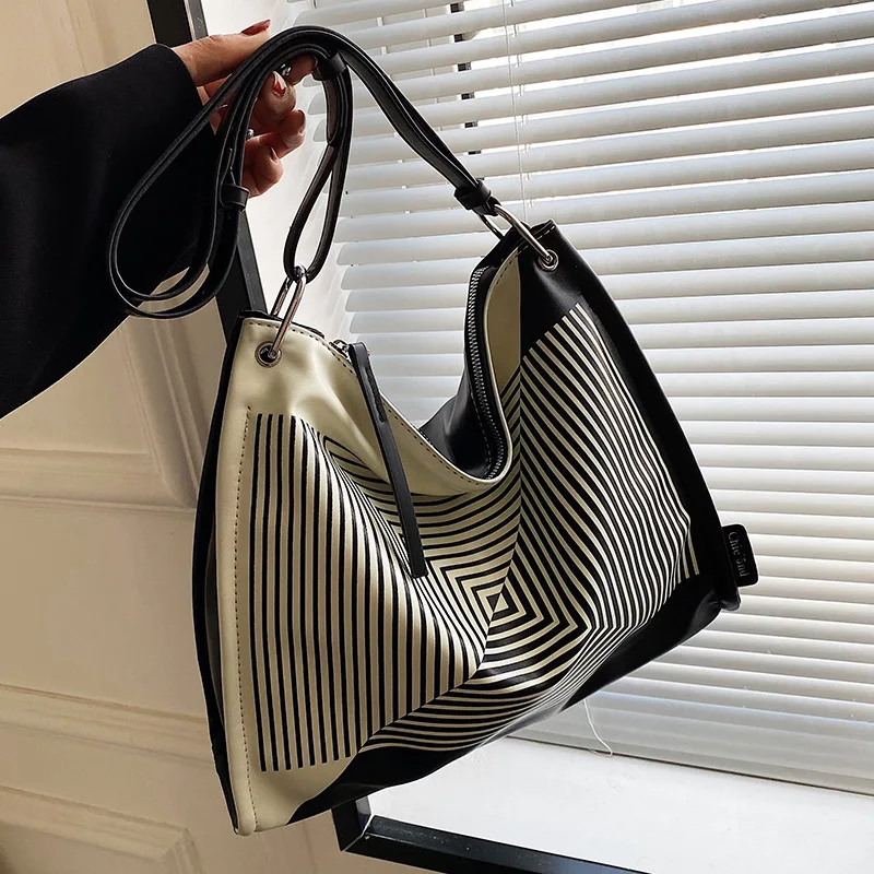 Large-capacity Bag Women's 2022 New Trendy Texture One-shoulder Handbag Fashion All-match Messenger Small Square Bag
Large-capacity Bag Women's 2022 New Trendy Texture One-shoulder Handbag Fashion All-match Messenger Small Square Bag