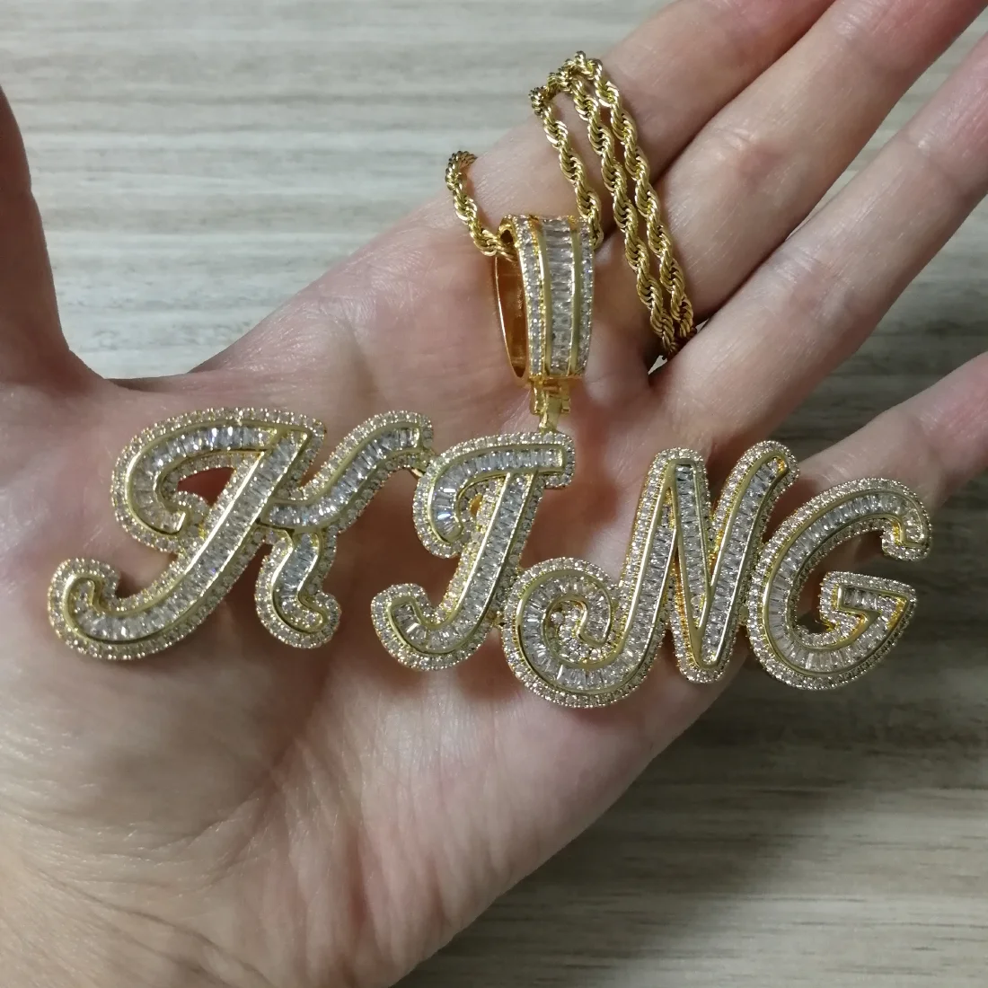 Латунное ожерелье с кулоном с надписью «Капитал» для мужчин и женщин, ожерелье в стиле хип-хоп CP35 на заказ
Латунное ожерелье с кулоном с надписью «Капитал» для мужчин и женщин, ожерелье в стиле хип-хоп CP35 на заказ