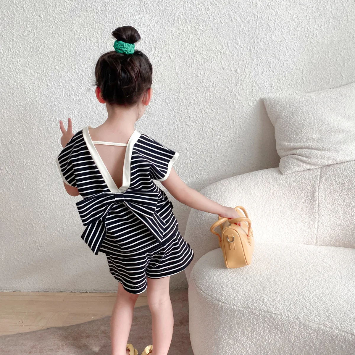 2022 summer girls fashion bownot striped cotton outfits baby girl short sleeve knitted V-Neck Tops and shorts 2pcs clothes sets 
2022 summer girls fashion bownot striped cotton outfits baby girl short sleeve knitted V-Neck Tops and shorts 2pcs clothes sets