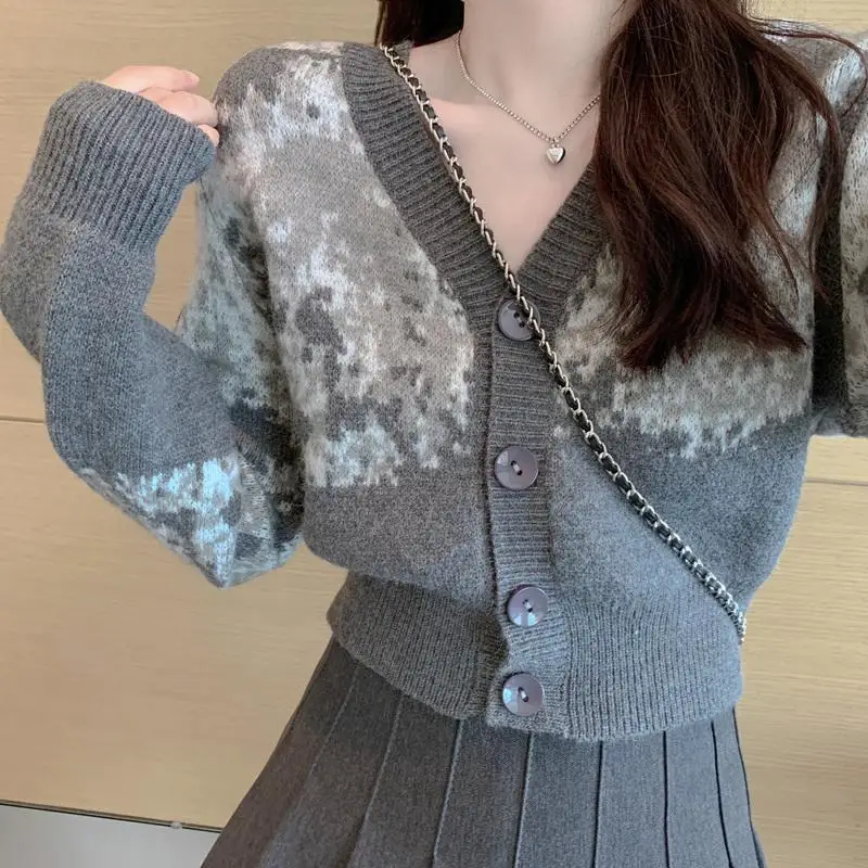 Cardigans sweater female 2023 winter new retro niche V -neck sweater foreign long sleeve casual cardigans sweater female tops
Cardigans sweater female 2023 winter new retro niche V -neck sweater foreign long sleeve casual cardigans sweater female tops