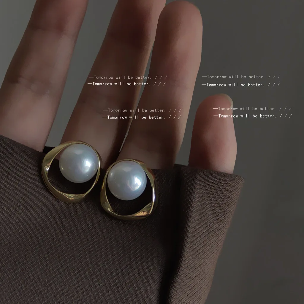 925 Silver Pin Plated 14K High-end Three-dimensional Pearl Stud Earrings Feminine Fashion Earrings
925 Silver Pin Plated 14K High-end Three-dimensional Pearl Stud Earrings Feminine Fashion Earrings