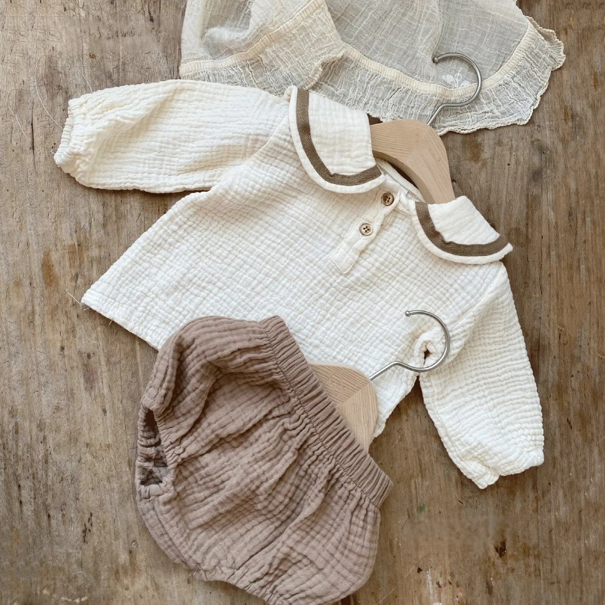 Детский комплект из топа с длинным рукавом и шортов, из органического хлопка 
Детский комплект из топа с длинным рукавом и шортов, из органического хлопка