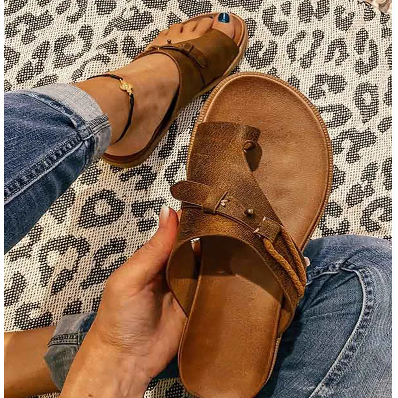 Plus Size Women's Shoes 2023 Toe Slippers Women's New Belt Buckle Rivets Breathable Rubber Soft-soled High Quality Sandals 35-43
Plus Size Women's Shoes 2023 Toe Slippers Women's New Belt Buckle Rivets Breathable Rubber Soft-soled High Quality Sandals 35-43