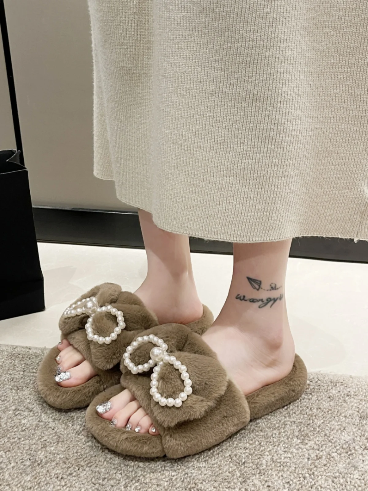 Female Shoes Home Slippers Women's Fur Flip Flops Butterfly-Knot String Bead Med Luxury Slides 2023 Massage Plush Designer Flat
Female Shoes Home Slippers Women's Fur Flip Flops Butterfly-Knot String Bead Med Luxury Slides 2023 Massage Plush Designer Flat