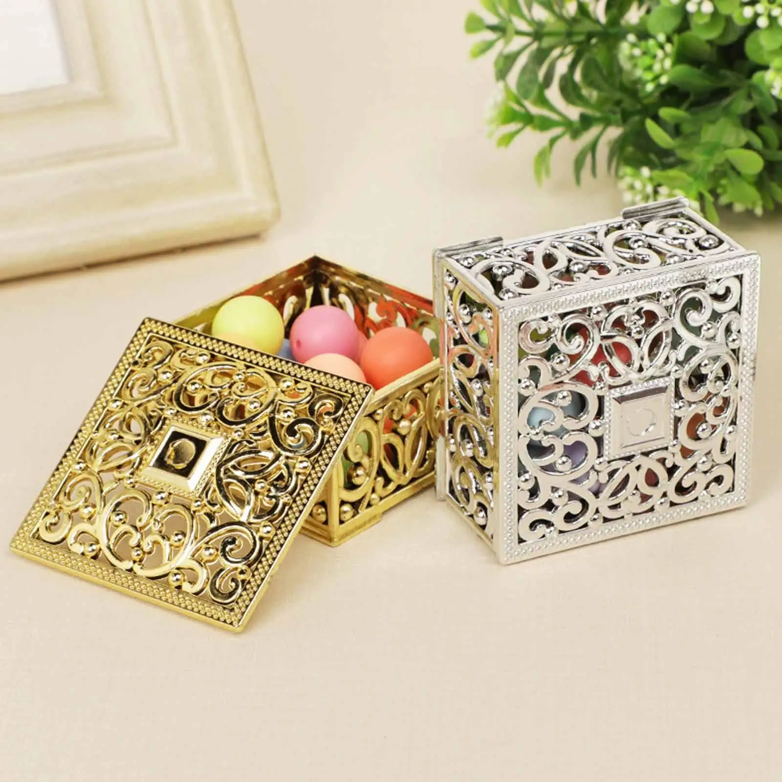 Retro Plastic Hollow Gold Foil Cake candy box Jewelry Storage Box Gold Silver Chocolate Candy Box Souvenir Trinket Organizer
Retro Plastic Hollow Gold Foil Cake candy box Jewelry Storage Box Gold Silver Chocolate Candy Box Souvenir Trinket Organizer