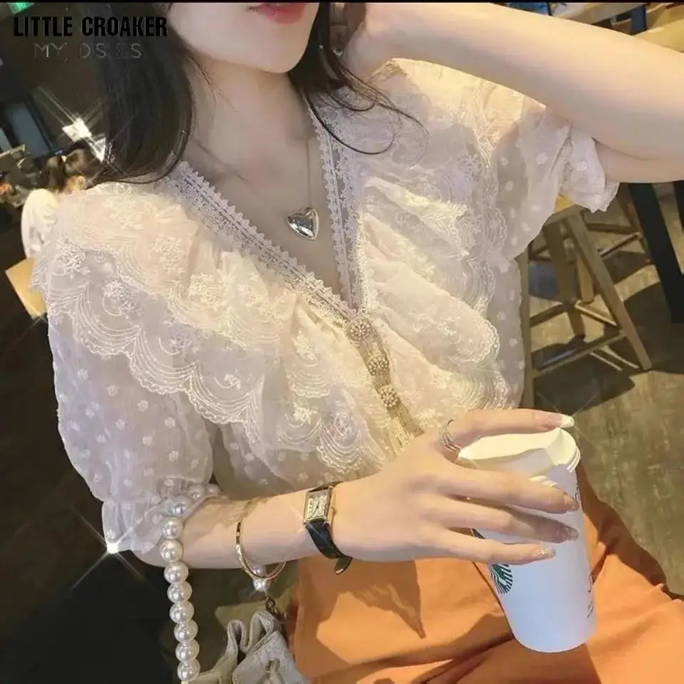 Summer New Lace Patchwork Fashion V-Neck Color Button Blouses for Female Puff Sleeve Elegant Mesh Ruffles Shirt Women's Clothing
Summer New Lace Patchwork Fashion V-Neck Color Button Blouses for Female Puff Sleeve Elegant Mesh Ruffles Shirt Women's Clothing