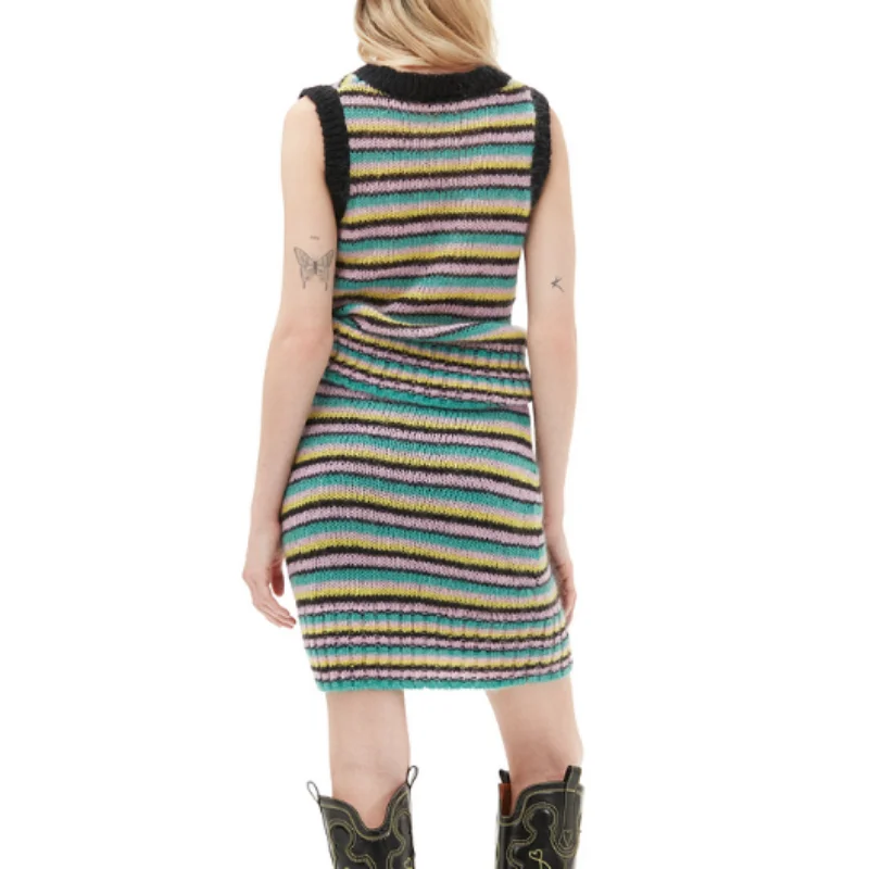 2023 new women's retro letter embroidery u-neck knitted vest mohair blended Ladies contrast striped sleeveless tank top
2023 new women's retro letter embroidery u-neck knitted vest mohair blended Ladies contrast striped sleeveless tank top