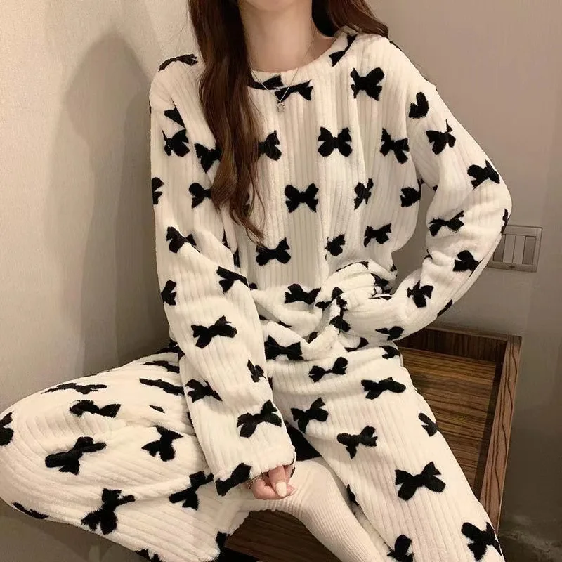 Пижама из кораллового флиса женская зимняя одежда для сна с бантом брюки с длинным рукавом утепленный фланелевый милый домашний костюм для отдыха
Пижама из кораллового флиса женская зимняя одежда для сна с бантом брюки с длинным рукавом утепленный фланелевый милый домашний костюм для отдыха