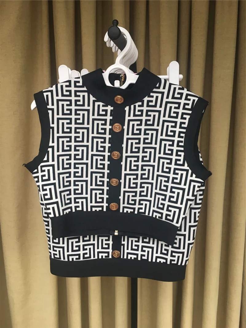 2022New Ladies Mini Skirt Jacquard SleevelessVest Italian Metal Buckle Bandage Two-piece Set High-end Women's Clothing Wholesale
2022New Ladies Mini Skirt Jacquard SleevelessVest Italian Metal Buckle Bandage Two-piece Set High-end Women's Clothing Wholesale