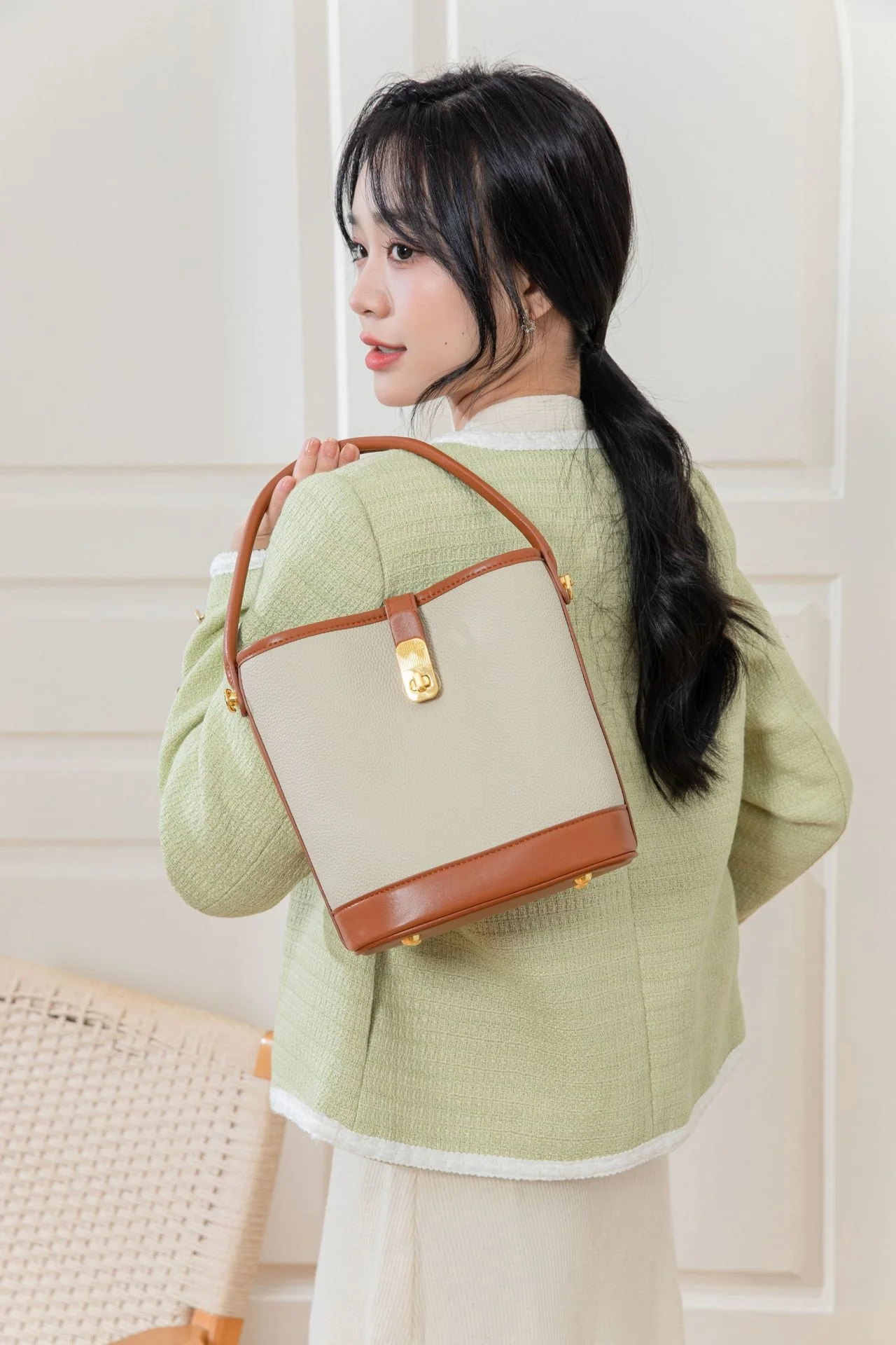high quality luxury brand Genuine leather versatile large capacity commuter color blocking bucket One shoulder cross body handba
high quality luxury brand Genuine leather versatile large capacity commuter color blocking bucket One shoulder cross body handba