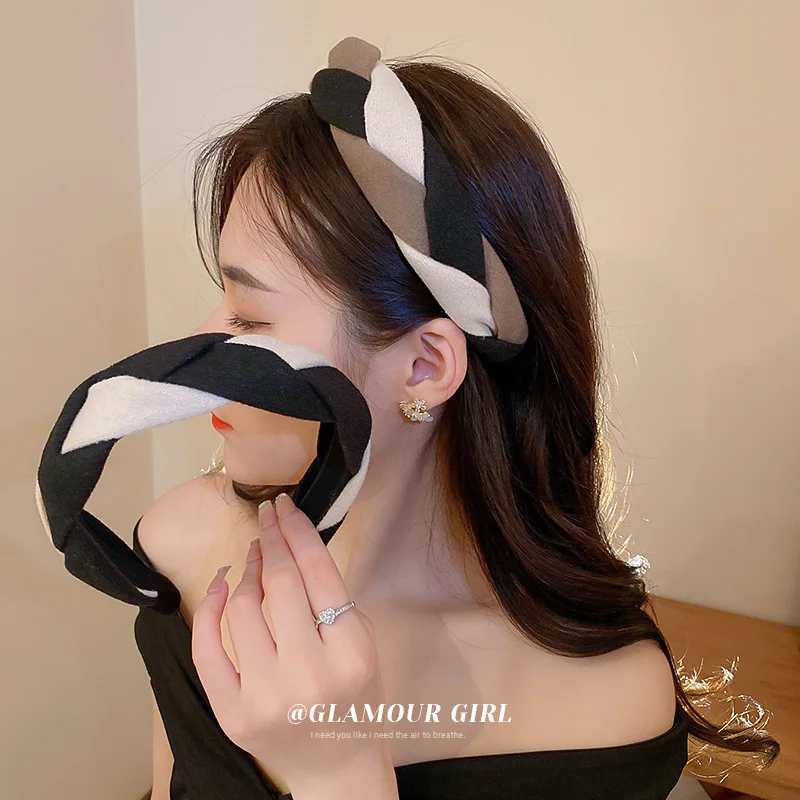 Korean Fashion Creative Fabric Fried Dough Twist Headband High Skull Top Wide Edge Press Simple And Versatile Net Red
Korean Fashion Creative Fabric Fried Dough Twist Headband High Skull Top Wide Edge Press Simple And Versatile Net Red